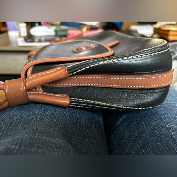 Dooney & Bourke Donegal Crest small shoulder bag/crossbody. Beautiful. - Picture 4 of 12